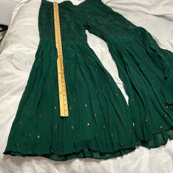 Kurta kameez sleeveless top. Emerald Green 2 piece thread embroidery. Sharara S - Picture 15 of 17